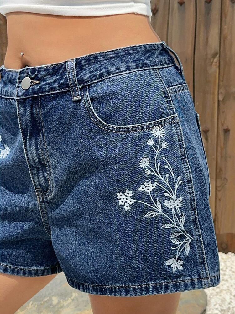 Dazy Plus Regular Waist Side Floral Embroidery Casual Plus Size Women's Denim Shorts, Spring/Summer