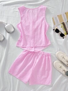 粉白格纹蝴蝶结无袖上衣+短裤套装 - 这款无袖V领上衣采用清新的粉白格纹设计，饰有四个同色系蝴蝶结，收腰设计凸显身材曲线。搭配同款格纹短裤，弹性腰带带来轻松舒适的穿着体验。融合甜美少女气质与复古格纹风格，这款时尚套装适合日常出行、约会和轻度派对等场合，兼具精致设计、清新色彩和舒适穿着感。 - 粉色 - 查看 2