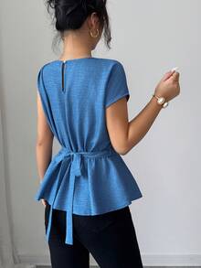 SHEIN Elenzya 女士V领短袖衬衫，时尚金属装饰腰带，纯色收腰优雅上衣，适合日常通勤、夏季外出就餐等多种场合 - 藍色 - 查看 2