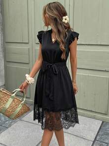 Clasi Vestido con estampado gráfico, cuello en pico, mangas de mariposa, cinturón y falda con volantes - Negro - Ver 6