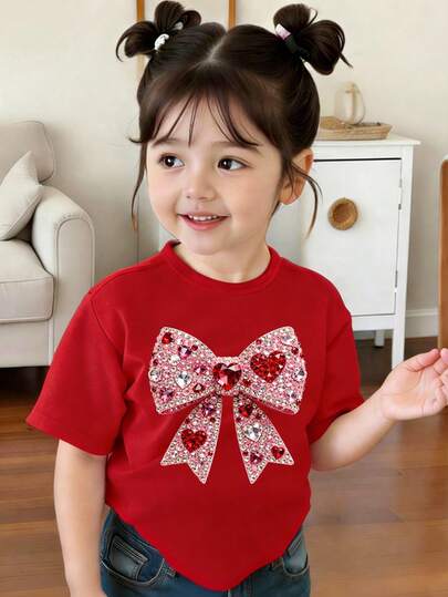 春夏少女休闲时尚创意清新闪亮蝴蝶结印花短袖T恤，舒适日常穿着。温暖的夏秋款式，适合女孩们的日常穿搭，休闲舒适，四季皆宜，适合度假和日常穿着。