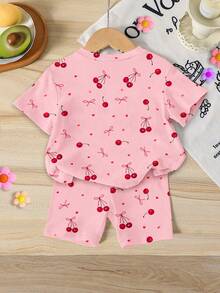 一套女婴甜美可爱樱桃蝴蝶结印花度假风短袖圆领T恤和短裤套装，适合春夏季穿着 - 彩色 - 查看 2