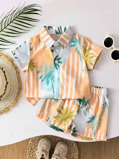 SHEIN 两件套男婴套装，儿童梭织舒适短袖衬衫，浅色底布上饰有棕榈树图案，搭配浅绿色、浅黄色和白色等清新色彩，营造活力四射的热带海滩风情。配套浅色短裤，宽松版型，松紧腰设计，适合春夏度假、日常穿着等场合。
