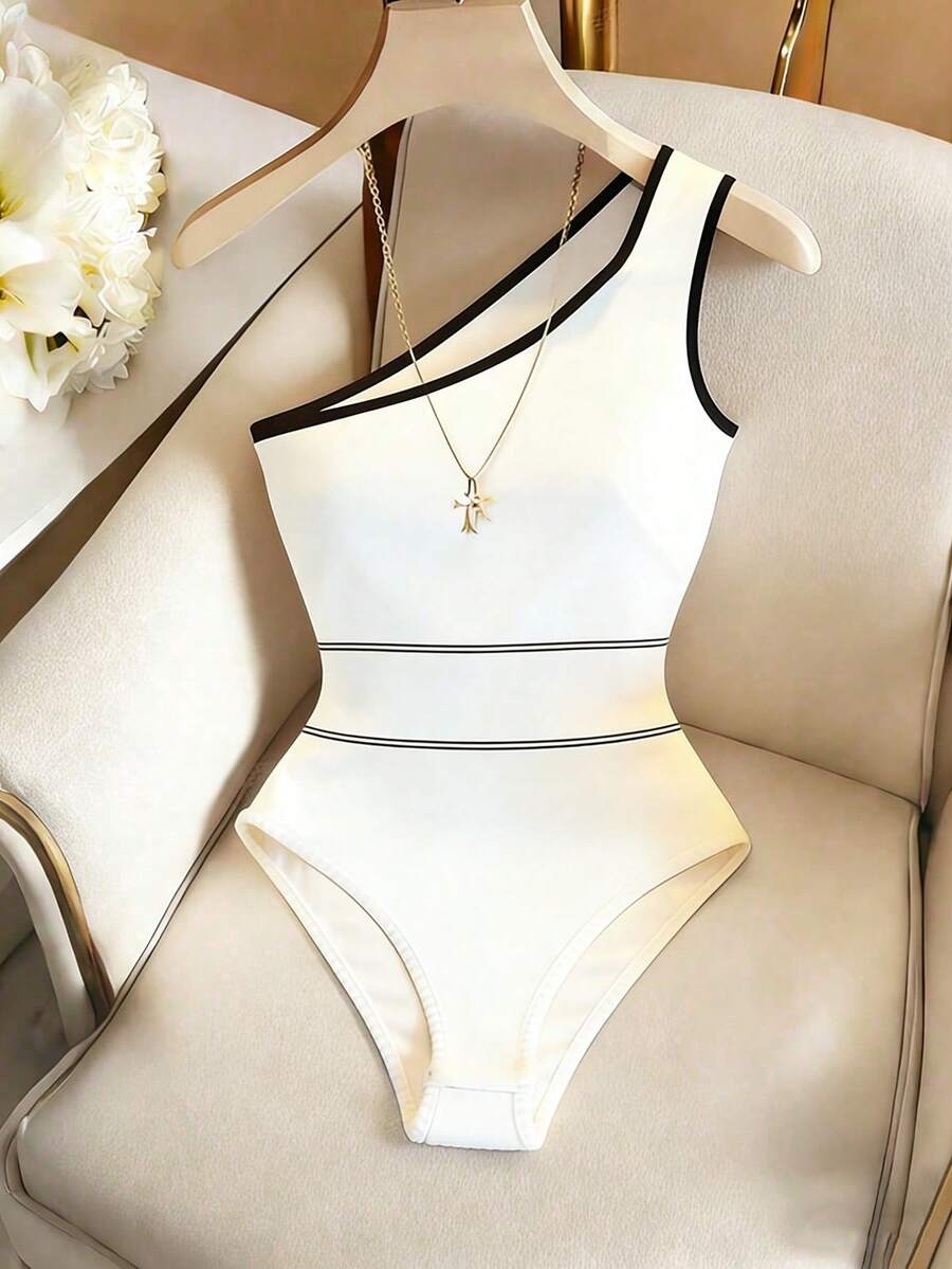 SHEIN Franclia Bañador de una pieza minimalista y versátil para uso diario y vacaciones, con cuello oblicuo, bloque de color, cinta decorativa y ajuste ceñido, para mujer, color blanco - Blanco - Ver 1