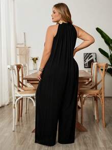 SHEIN CURVE+ Mono de talla grande para playa, nuevo para primavera y verano, de ocio y vacaciones, para uso diario, con cuello halter, cuello redondo, sin mangas, ultra holgado, pantalón de pierna ancha y talla extra - Negro - Ver 2