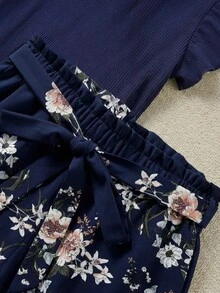 SHEIN LUNE 大尺碼女款夏季休閒度假日常通勤純色荷葉邊袖口上衣與花卉印花抽繩腰短褲兩件套 - 藏蓝色 - 查看 4