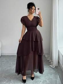 SHEIN Franclia 纯色雪纺衬里V领褶皱复古弹力腰A字层叠浪漫荷叶边不对称下摆双喇叭袖长款连衣裙，优雅法式复古风，简约百搭，适合春夏穿着，可作夏季长裙、情人节礼服、嘉年华服装、沙滩装、度假装、派对优雅礼服，女士酒红色长款连衣裙 - 棕色 - 查看 5