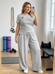 SHEIN CURVE+ Bộ đồ nữ cỡ lớn 2 món, kiểu dáng thường ngày, thêu logo nhỏ, màu xám, thích hợp cho mùa xuân/hè. - Màu Xám nhạt - Xem 4