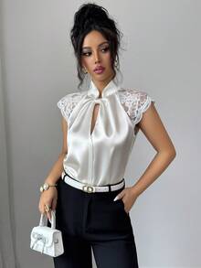 SHEIN Elenzya Áo kiểu nữ màu trơn thanh lịch, chất liệu satin bóng mượt thời trang phối ren tương phản, kiểu áo cao cấp sang trọng dành cho nữ. Thích hợp cho đi làm hàng ngày vào mùa hè, đi ăn ngoài và hẹn hò, đa năng. - trắng - Xem 5
