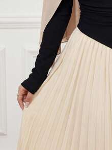 Calvaya Robe longue élégante pour femmes avec épaules obliques, taille froncée et ourlet froncé - Nude - Voir 3