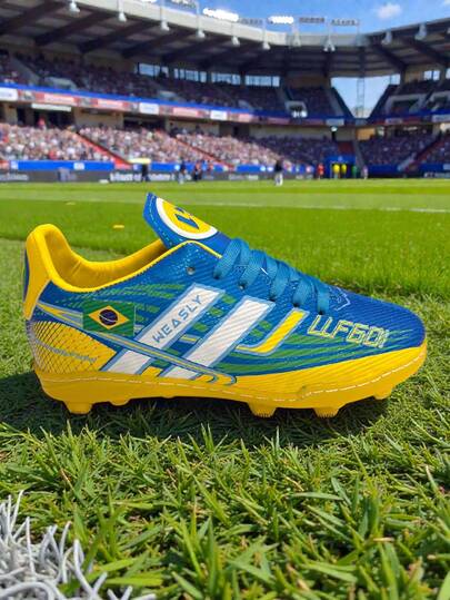 Tenis de Fútbol Rápido y Fut 7 Antiderrapantes para Hombre y Mujer, Calzado Deportivo con Diseño Exclusivo de Banderas de Países, Estilo Moderno y Llamativo en Colores Blanco con Verde y Rojo, Negro con Verde y Rojo y Amarillo con Azul, Suela de Goma de Alta Tracción para Cancha Sintética y Piso Duro, Ajuste Cómodo, Materiales Resistentes y Ligeros, Ideales para Entrenamientos, Partidos, Torneos y Uso Diario Deportivo