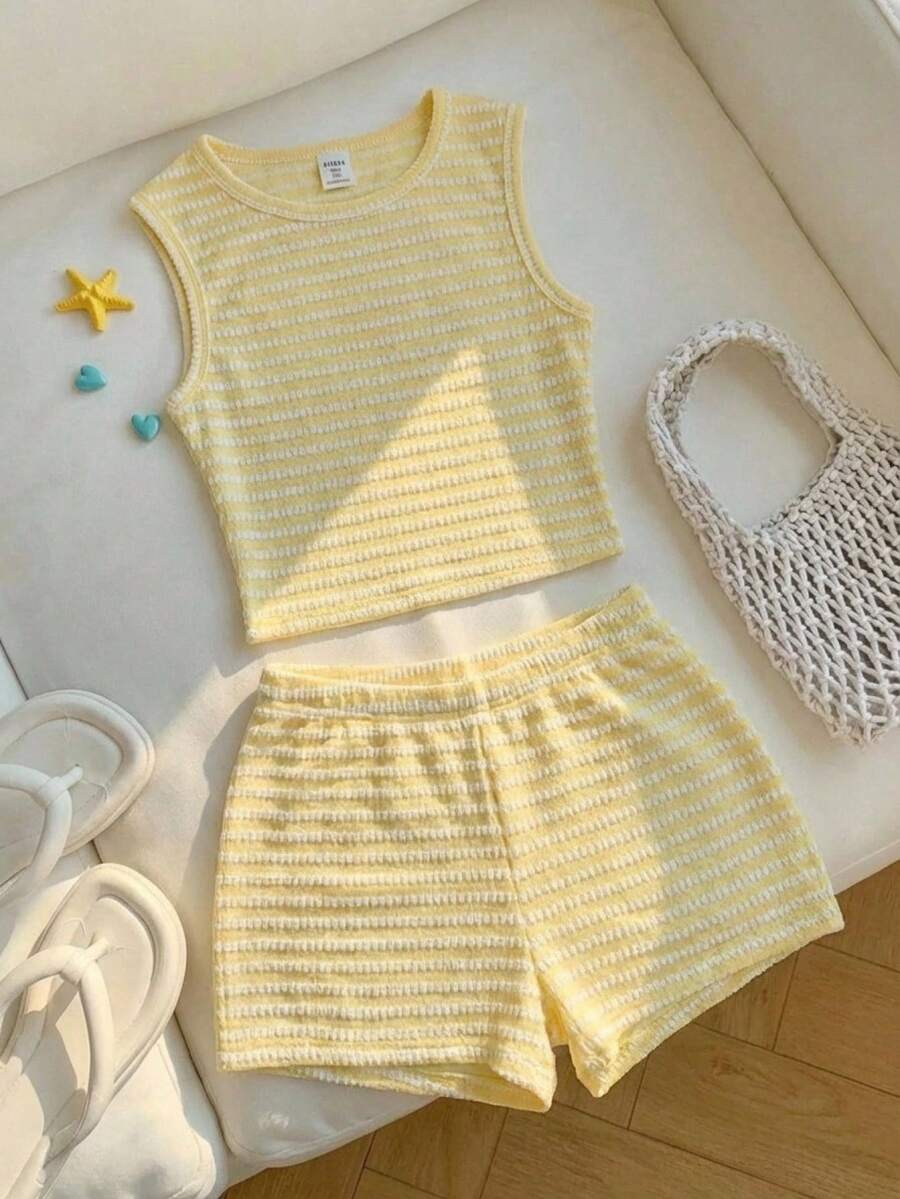 SHEIN 女童黄白条纹无袖上衣短裤两件套休闲套装 - 柔软波浪针织面料，圆领修身短款上衣搭配高腰直筒短裤，条纹通勤休闲装 - 舒适百搭，适合日常穿着，慵懒随性，是居家休闲穿搭的理想之选。 - 黃色 - 查看 1