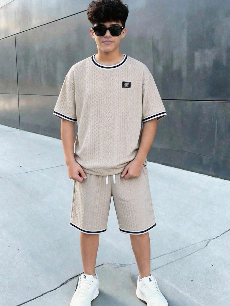 SHEIN 2件套青少年男童休闲纹理面料短袖T恤和短裤运动套装,街头朋克摇滚学院风,适合日常穿着、派对、音乐节等场合,春夏季节、郊游、情人节、约会、旅行、度假、家庭聚会、返校、婚礼、晚宴、运动、生日派对等场合皆可穿着。 - 卡其色 - 查看 1