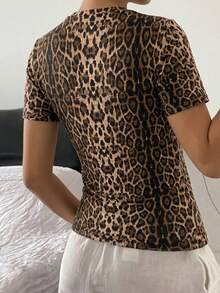 DAZY Women's Summer Fitted Regular Shoulder Top, Short Sleeve Fitted Leopard Print Casual Street T-Shirt - Brown - View 4