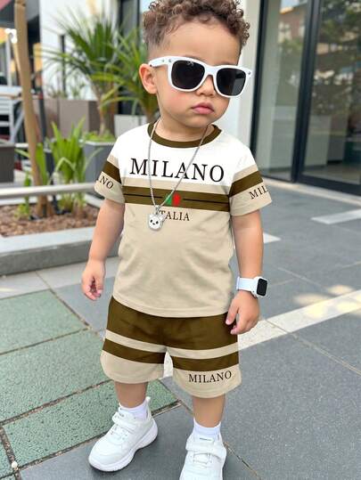 SHEIN Conjunto de camiseta casual minimalista para niño pequeño, adecuado para el verano, con bloqueo de color clásico y estampado de parches, con texto de la ciudad de moda icónica Italia Milán
