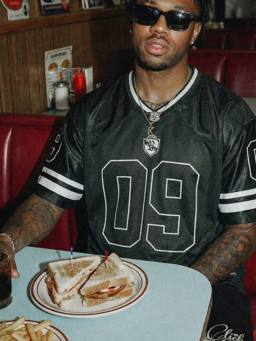 AXEPEAK Camiseta casual de manga corta con cuello en V y estampado numérico para hombre, de corte holgado - Negro - Ver 1