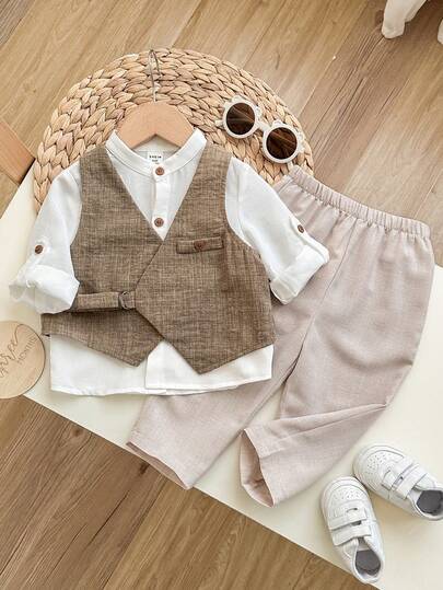 SHEIN 三件套可爱男童休闲简约学院风西装，包含常规马甲、立领衬衫、可调节长袖和长裤，绅士套装，适合生日派对、晚宴、演出、婚礼、洗礼、开幕式等室内外场合，也适合日常穿着、运动、玩耍、聚会、拍照、度假、节日等。适合秋冬季节。