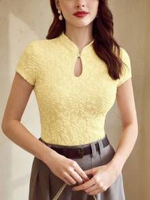 Vintamour Áo thun nữ cổ tàu thanh lịch kiểu vintage, ren hoa, họa tiết jacquard, cúc ngọc trai, thích hợp mặc đi làm/nghỉ mát, mùa hè, áo hè, trang phục đi nghỉ mát, trang phục mùa xuân cho nữ, áo trắng lễ Phục sinh, quần áo mùa hè, váy dự đám cưới, trang phục công sở thường ngày, trang phục đi nghỉ mát, áo đi chơi, trang phục sinh nhật cho nữ, áo xuân, trang phục công sở, áo hè cho kỳ nghỉ xuân, áo sơ mi nữ. - Màu vàng - Xem 3