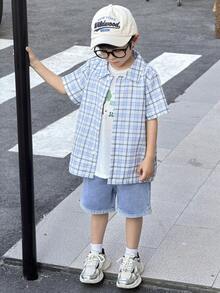 SHEIN 儿童男童可爱夏季百搭三件套：格子短袖衬衫、白色T恤、蓝色牛仔短裤，适合日常穿着、运动、郊游、上学、聚会、度假、拍照等场合。 - 藍色 - 查看 4