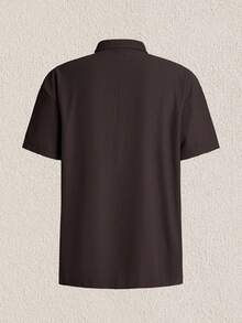 Mercer Haus 男士棕色针织两件套，短袖纽扣衬衫搭配抽绳短裤，舒适休闲。采用纽扣前襟设计，面料柔软略带弹性，透气性佳，适合日常穿着、周末郊游、社交聚会等场合。是圣诞节、新年假期或夏季海滩度假送给男友或丈夫的优质礼物。 - 巧克力棕 - 查看 9