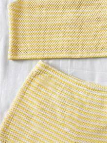Conjunto informal de 2 piezas para niña preadolescente con camiseta asimétrica de hombros descubiertos con textura a rayas y shorts - Amarillo - Ver 4