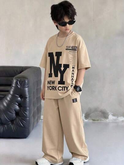 SHEIN Bộ 2 món áo thun cổ tròn và quần short kiểu sinh viên dành cho bé trai tuổi teen, in chữ lớn, phù hợp cho đi học, đi làm, mặc hàng ngày, chơi thể thao, mùa xuân/hè.