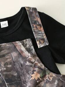 SHEIN Bubblio 男女宝宝两件套休闲时尚黑色短袖T恤和迷彩背带短裤套装，春夏男宝宝服装，套装，街头服饰 - 黑色 - 查看 5