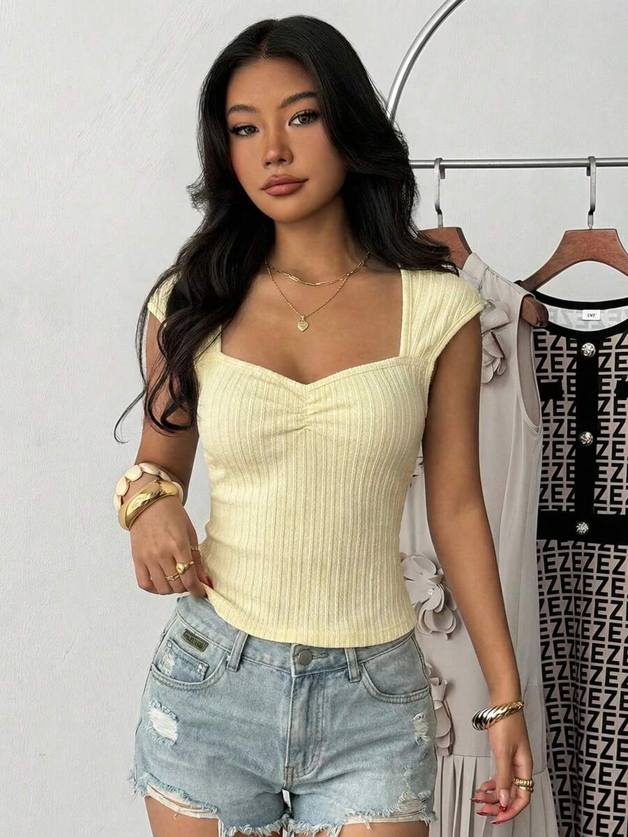 Áo thun nữ tuổi teen màu vàng trơn, chất liệu vải dệt kim có họa tiết, phần ngực xếp ly, kiểu dáng ngọt ngào dễ thương, thích hợp cho mùa tựu trường, các dịp lễ hội, dã ngoại gia đình mùa xuân, mặc hàng ngày, phù hợp cho nhiều dịp khác nhau. - Màu vàng - Xem 1