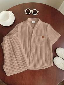 SHEIN 两件装男童休闲运动套装，包括一件立领衬衫和一条裤子，采用纹理面料，适合儿童穿着，是男童返校的理想选择。套装也适合生日派对、晚宴、演出、婚礼、洗礼、开幕式等场合，日常穿着舒适，适合上学、旅行、运动，尤其适合春夏季节。 - 卡其色 - 查看 6