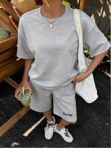 Muchica Conjunto casual de 2 piezas de top de manga corta de cuello redondo y pantalones cortos de unicolor para mujer - Gris Claro - Ver 2