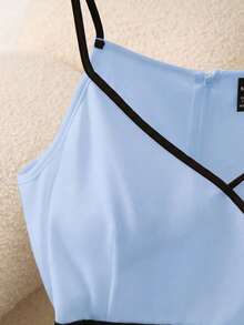 Franclia Robe à bretelles en tissu fluide blanc, col en V avec des lignes décoratives noires et des boutons, taille cintrée, silhouette ajustée. Convient aux occasions formelles comme les galas et les rendez-vous, style minimaliste et élégant. - Bleu azur - Voir 7