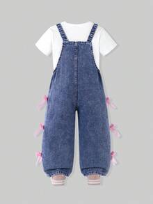 SHEIN Genkimix Kids 女童休闲清新甜美牛仔背带裤，胸前饰有大蝴蝶结，裤腿饰有粉色蝴蝶结，宽松阔腿版型，适合所有季节，可搭配T恤或休闲上衣，适合日常、上学或周末外出穿着。 - 中等水洗藍 - 查看 3