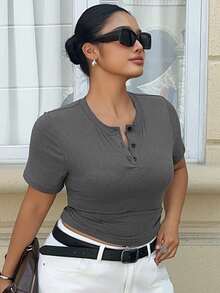 Dazy Plus T-shirt décontracté à manches courtes, col rond, ajusté avec demi-patte de boutonnage, top court pour femmes grande taille - Gris - Voir 5