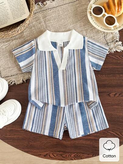 SHEIN Playful Pals Letni, swobodny, w stylu retro, chłopięcy zestaw składający się z bluzki i spodenek w kolorze niebieskim, białym i brązowym, z kołnierzykiem w paski i krótkim rękawem, luźny i wygodny krój, odpowiedni na codzienne wyjścia, spotkania rodzinne, zabawy na świeżym powietrzu i sesje zdjęciowe