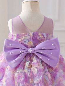 SHEIN Glamorique Kids 这款紫色3D立体花朵连衣裙专为女婴设计，采用彩色刺绣、薄纱和缎面面料，泡泡短袖，后背饰有大蝴蝶结，并点缀着串珠，呈现玫瑰图案。适合作为女婴婚礼花童礼服、表演服、晚宴礼服、生日礼服、婚礼宾客礼服、日常度假礼服以及复活节公主裙。其他款式包括：薰衣草色女婴礼服、公主裙、花瓣裙、紫色女婴礼服、公主裙等。 - 紫色 - 查看 6