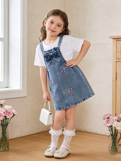 Elladie kids Đầm yếm denim kiểu dáng ngọt ngào và dễ thương cho bé gái, thích hợp cho mùa xuân/hè, màu xanh denim trung bình, thêu nơ hồng, thiết kế nơ 3D, dáng ôm vừa vặn, chất liệu mềm mại và thoải mái, phù hợp cho đi học, đi làm và mặc hàng ngày.
