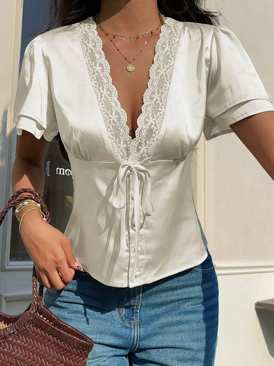 Serisse Áo kiểu nữ cổ chữ V phối ren tương phản, thắt eo, tay cánh hoa - Màu be - Xem 1