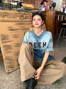 DAZY Áo sơ mi denim nữ in chữ, kiểu dáng trễ vai, cài một hàng khuy, phong cách thường ngày. - Màu xanh lam - Xem 6