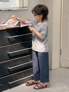 DAZY Bộ đồ ngủ bé trai gồm áo thun cổ tròn tay ngắn in hình gấu hoạt hình và quần kẻ caro. - Xám - Xem 4