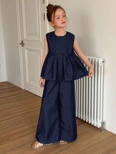 Dazy Kids Bộ đồ gồm áo tank top cổ tròn, viền bèo nhún và quần short denim cho bé gái tuổi teen.