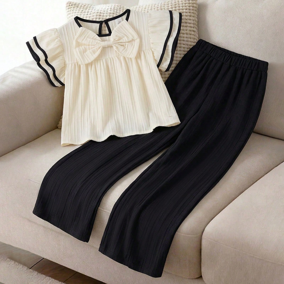 Set de 2 piezas: Blusa holgada de cuello redondo y manga corta con decoración de lazo ondulado + Pantalones rectos de tela tejida negra versátiles y