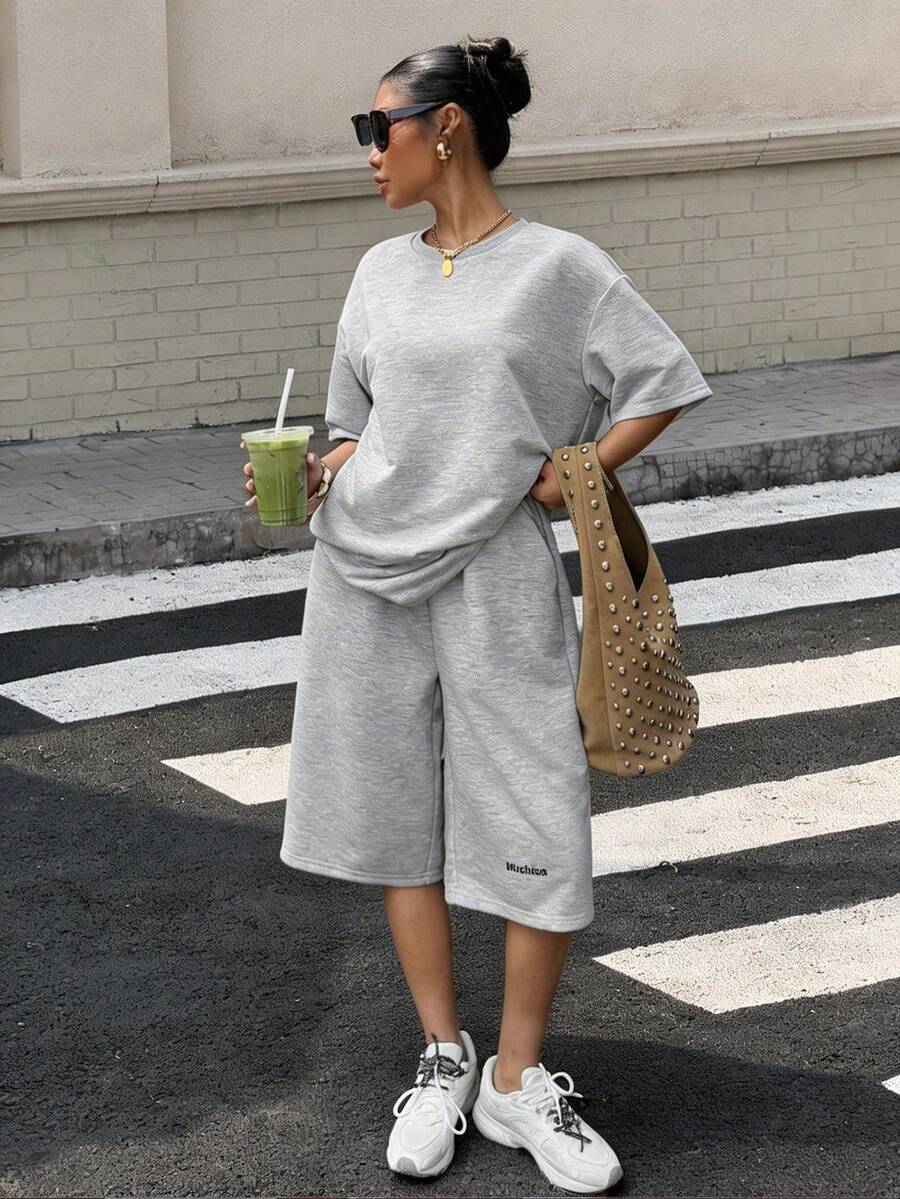 Muchica Conjunto casual de 2 piezas de top de manga corta de cuello redondo y pantalones cortos de unicolor para mujer - Gris Claro - Ver 1