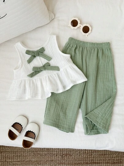 SHEIN Set de 2 piezas de camiseta de tirantes y pantalones de cintura elástica con decoración de lazo, estilo casual y dulce para bebé niña en verano