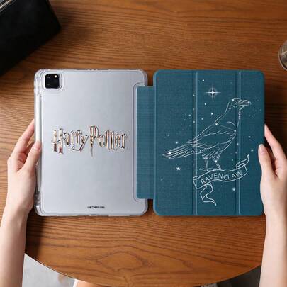 HARRY POTTER X SHEIN Ốp lưng acrylic trong suốt gấp ba, in hai mặt họa tiết chim đại bàng, tương thích với iPad Mini 6/ Mini 7/Air/Air 2/9.7/10.5/10.2/Air 4/Air 5/10.9/Pro 11/10/2024 Air 11 (M2)/Pro11 (M4) 2024/Air 11-Inch (M3) 2025/Pad (A16) 11-Inch thế hệ thứ 11 2025. Sản phẩm không bao gồm bút. Một số model được trang bị khe cắm bút tích hợp trong khung.