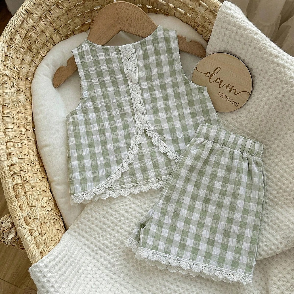 Conjunto de 2 piezas de chaleco con cuello redondo y espalda descubierta con encaje floral y shorts para niña