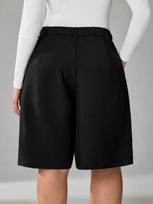 SHEIN Tall CURVE Quần short Bermuda màu đen trơn thời trang dành cho nữ cỡ lớn, dáng suông, cạp cao giúp bạn trông thon gọn và chân dài hơn, phù hợp với phụ nữ cao. Cạp cao giúp bạn trông thon gọn và chân dài hơn, thích hợp cho phụ nữ cao. Phù hợp cho mọi mùa và mọi dịp. - màu đen - Xem 2