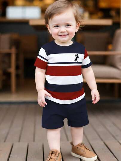 Set de 2 piezas: Camiseta de manga corta con cuello redondo y estampado de logo y rayas minimalista para niño joven, con pantalones cortos azul marino, adecuado para verano al aire libre