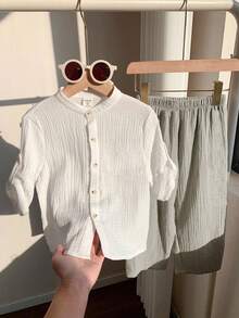 SHEIN 两件套男童休闲运动度假套装，包含一件白色翻领短袖衬衫和一条纯色弹力腰裤，适合儿童穿着，也适合男童返校、生日派对、晚宴、演出、婚礼、情人节、日常穿着、上学、旅行、运动以及春夏季节。 - 白色 - 查看 6
