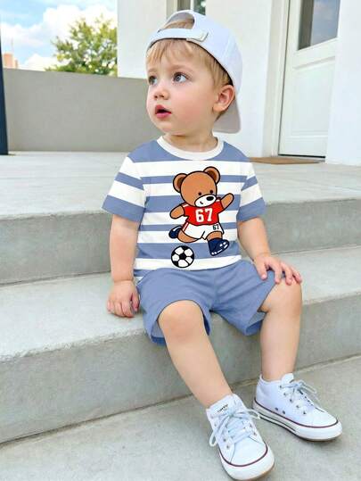 SHEIN Set de 2 camisetas casuales minimalistas para niño pequeño, adecuadas para el verano, con estampado de rayas clásico y gráfico de oso de fútbol 67# lindo y de dibujos animados, apropiado para deportes de fútbol