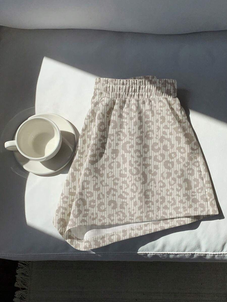 SHEIN EZwear Damshorts med halvhög midja, retro, casual, kamouflage- och leopardmönster, lösa shorts för vardagsbruk, böljande shorts, oumbärliga för skolstarten, lämpliga för vår/sommar - Multifärgad - Visa 1